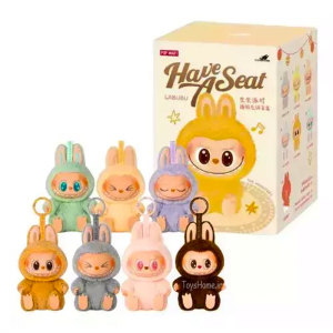 عروسک لبوبو نشسته